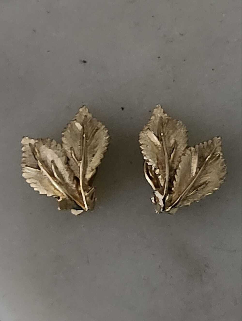 Vtg Pastelli Gold Tone Double Leaf Cluster Clip-On Earrings